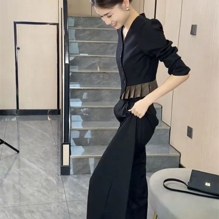 759秋季2025新款小个子套装女设计感V领撞色短外套+显瘦阔腿裤