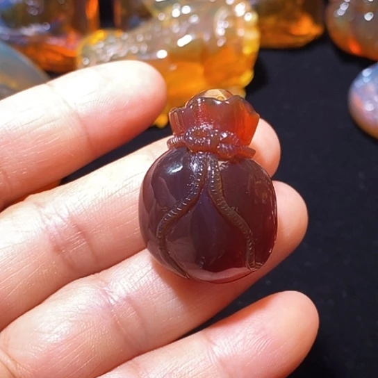 琥珀未镶嵌颈饰紫蜜钱袋子