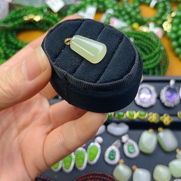 和田玉18K金镶嵌颈饰