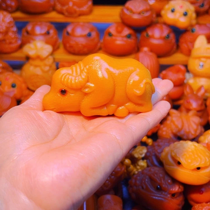 竹玉化竹雕牛，牛气冲天手把件