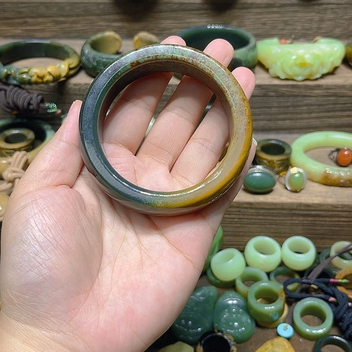*****未镶嵌手镯岫岩河磨玉（透闪石质玉）