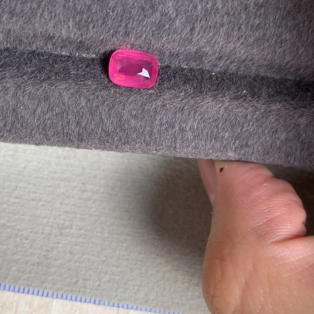 用***7尖晶石裸石1.88 无烧