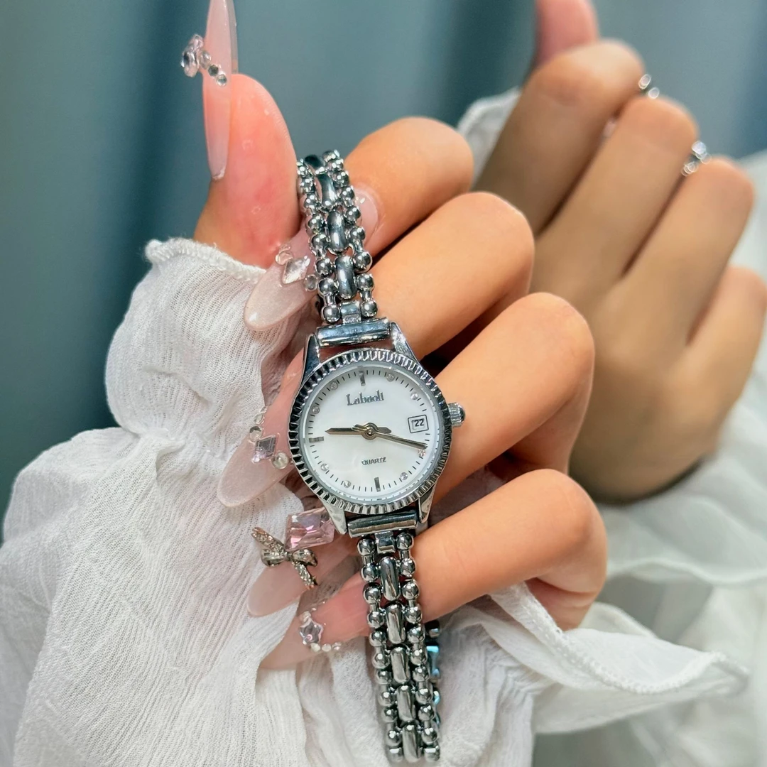 2025新款.高颜值清冷风精致链条式女生表简约百搭显白小圆盘女表