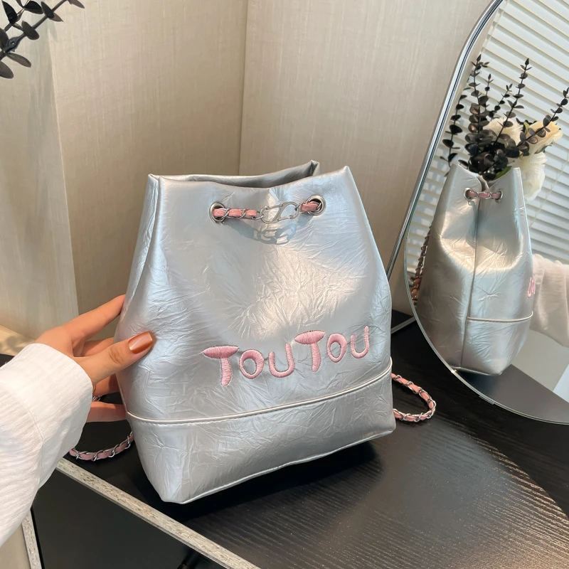 双肩包女2025新款时尚小众链条单肩水桶包多功能字母旅游背包A19