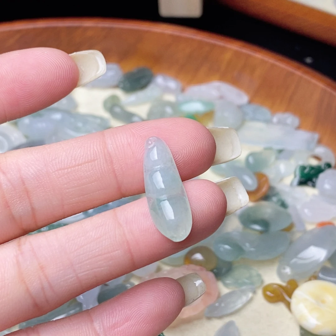 翡翠挂件未镶嵌翡翠