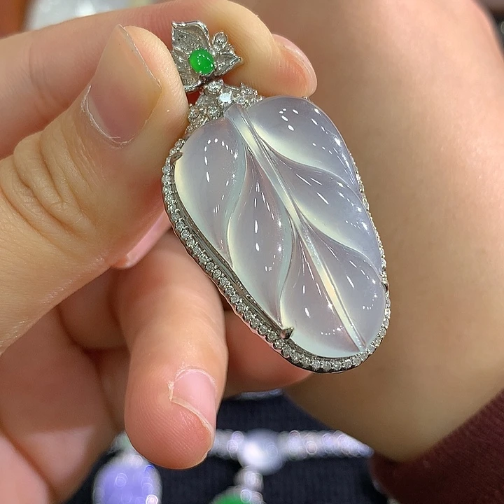 翡翠18K金镶嵌颈饰叶子