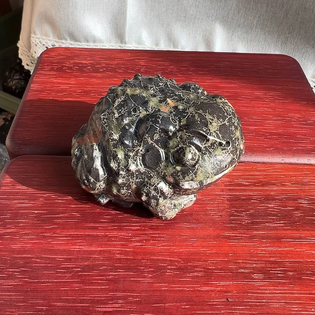 梅花玉金蟾茶摆件