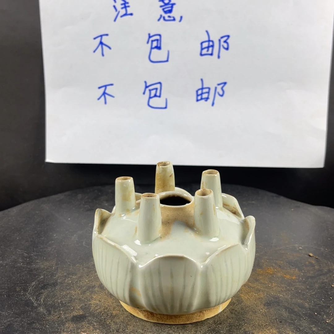 罐漂亮的小瓷器和