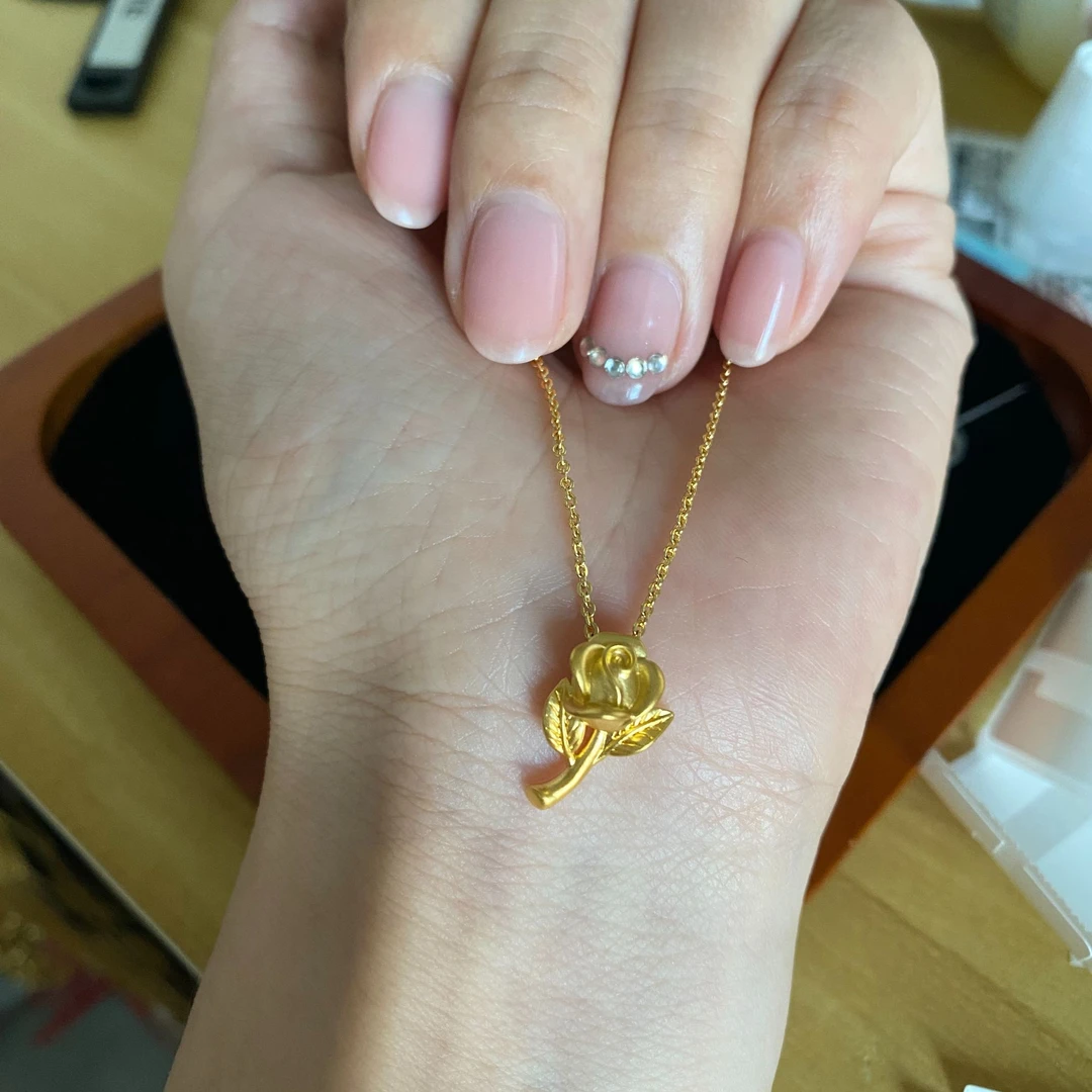 一支玫瑰花吊坠足金999（赠链为合金材质）