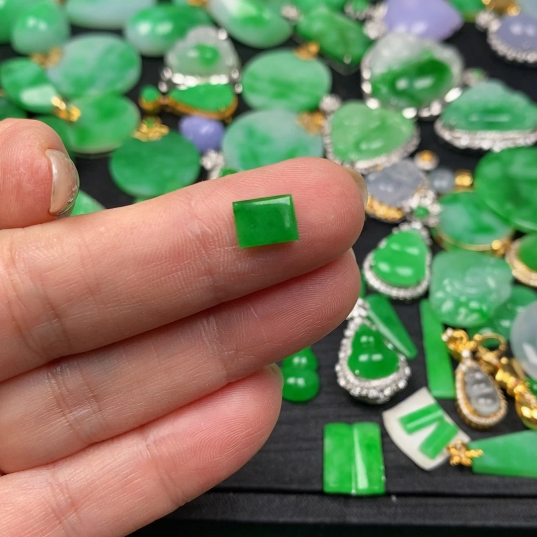 周***萱翡翠未镶嵌颈饰翡翠