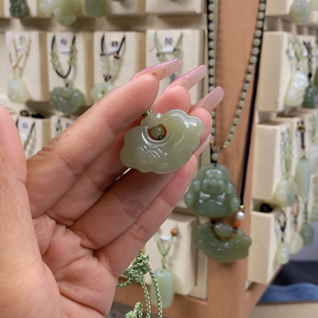 郑***好颈饰未镶嵌和田玉