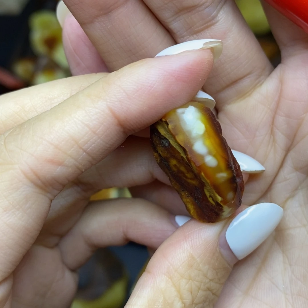 琥珀颈饰未镶嵌一**H胖