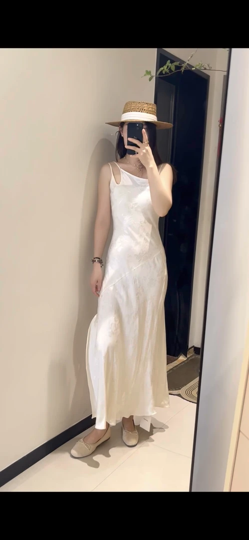 人丝麻料缎面提花吊带连衣裙女夏设计感薄款修身白月光连衣裙