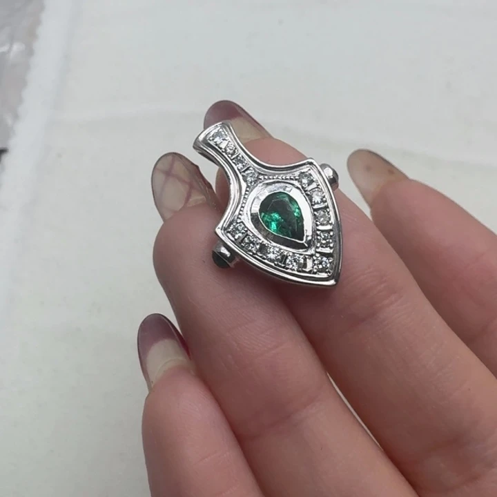 祖母绿颈饰未镶嵌