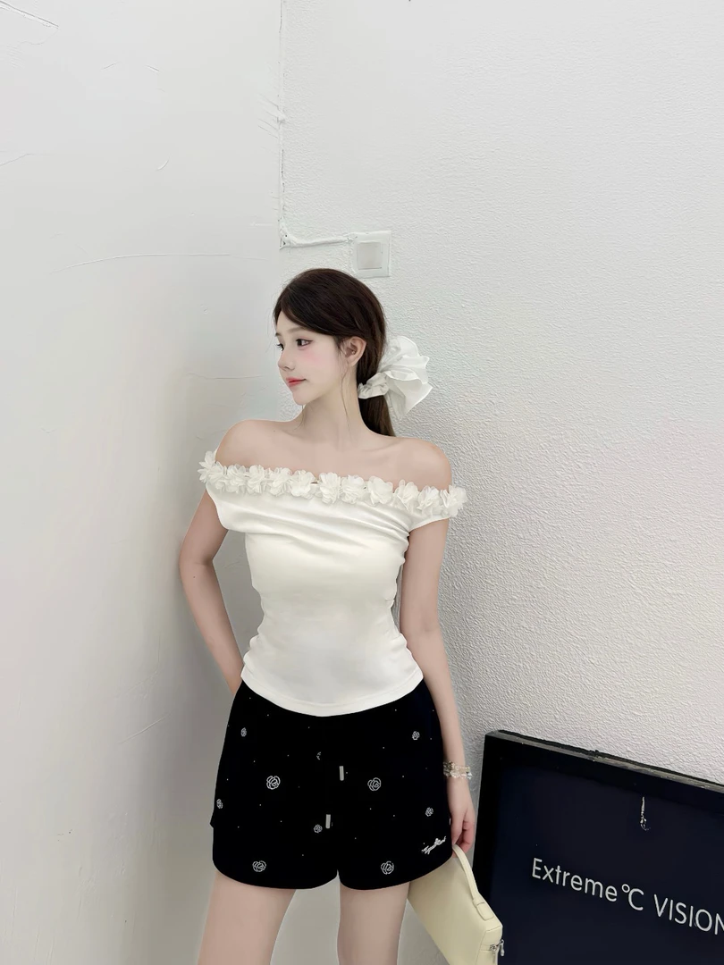 【Three Quarters】 25SS 斜肩手工花烫钻上衣