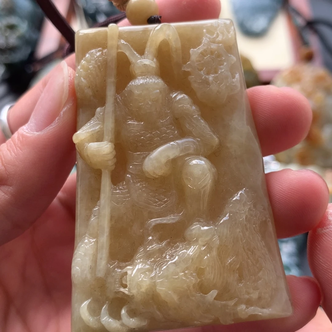 翡翠未镶嵌颈饰大圣