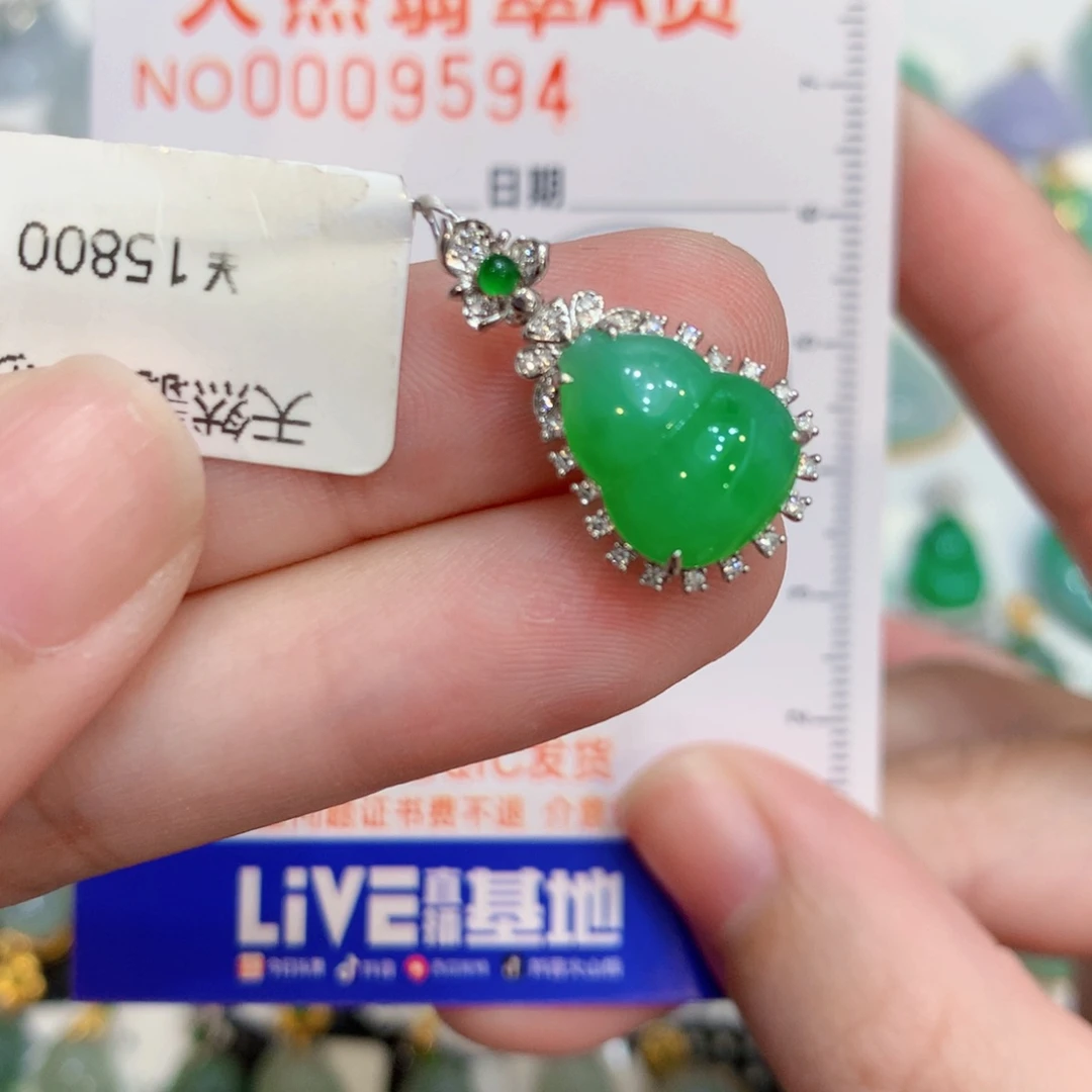 爆***辕翡翠18K金镶嵌颈饰葫芦