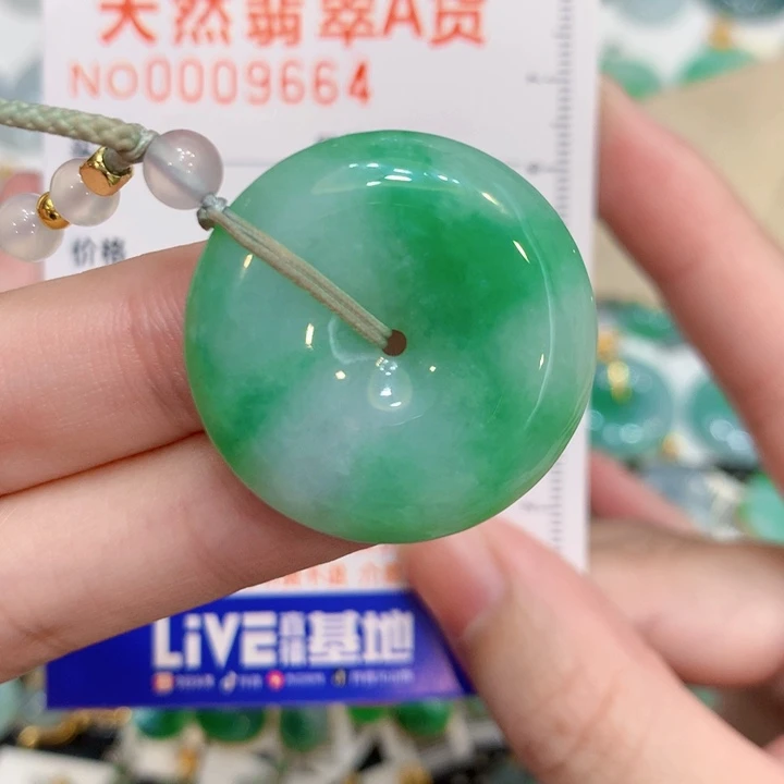 翡翠18K金镶嵌颈饰扣