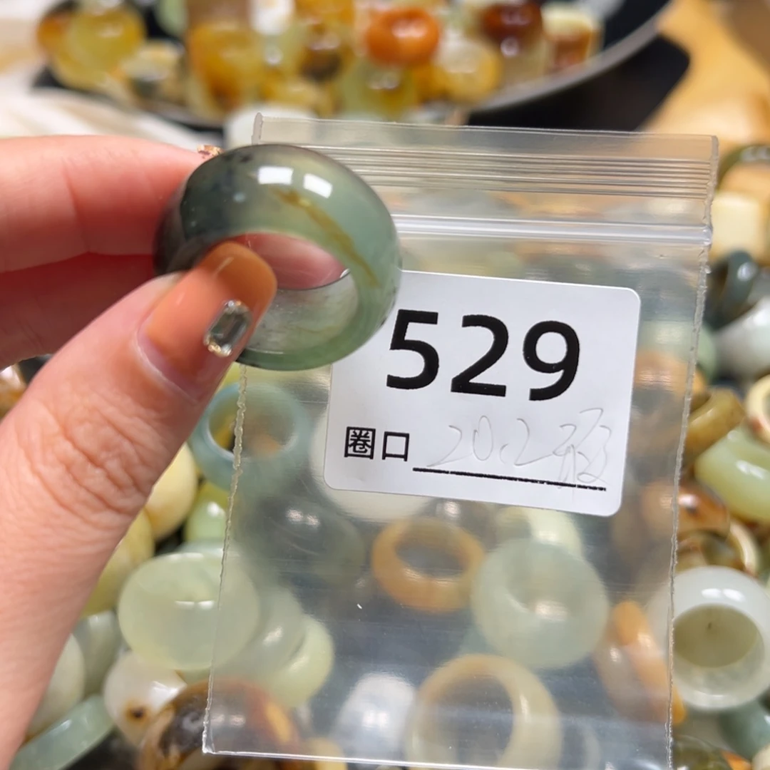 好***的蛇纹石玉未镶嵌戒指