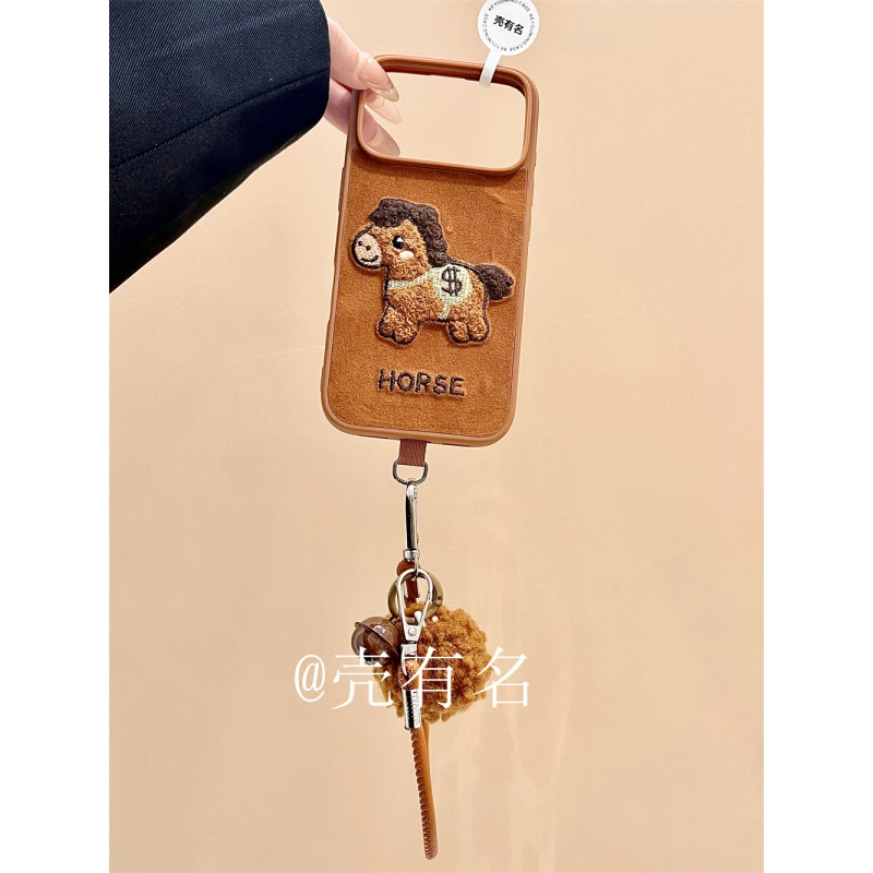 美拉德棕立体刺绣金线马挂绳适用苹果17手机壳iPhone16/15/14卡通