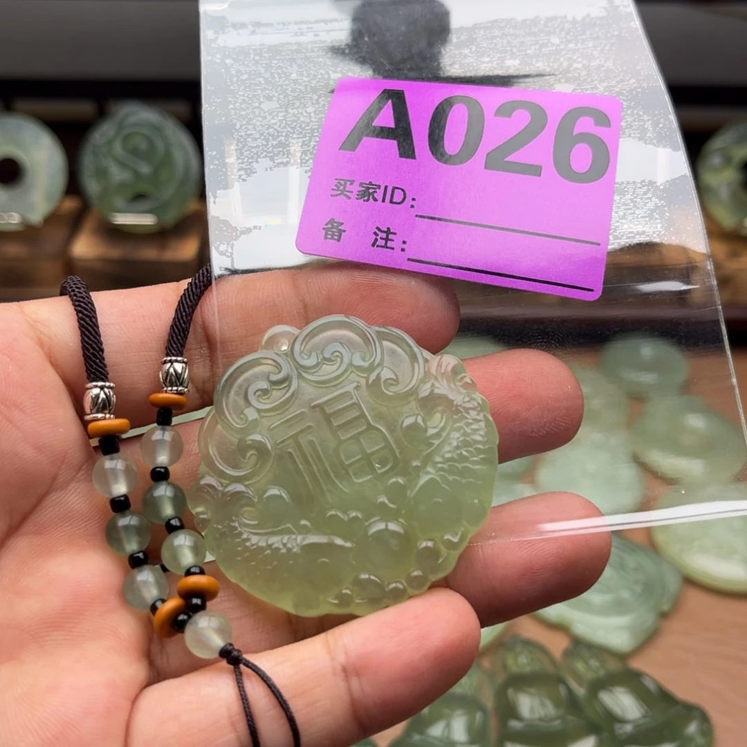 蛇纹石玉未镶嵌颈饰胡*海