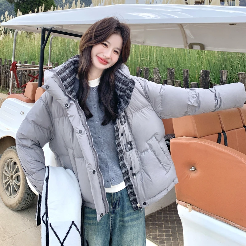 浅灰色泡芙格子拼接短款连帽羽绒服外套女冬2025新款白鸭绒面包服