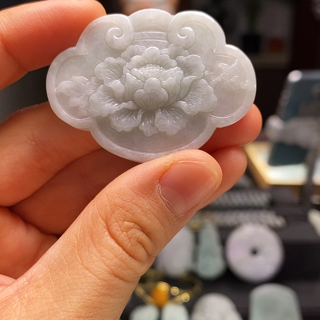 翡翠未镶嵌颈饰牡丹花