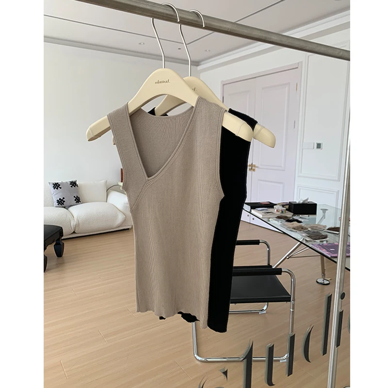 阿昕亮晶晶 不会撞衫 16针琎口横机不规则斜V领修身背心AX250053
