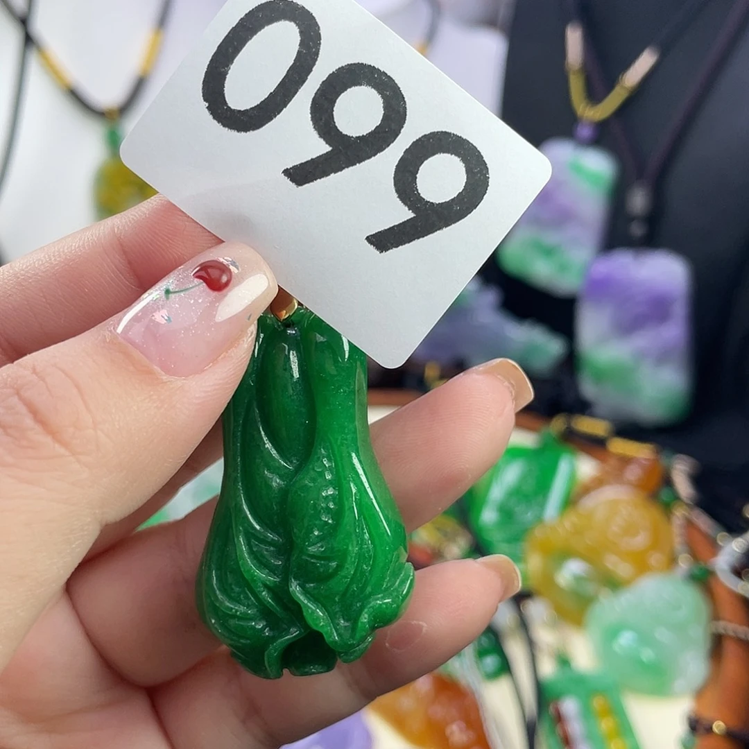 翡翠未镶嵌吊坠(赠链)