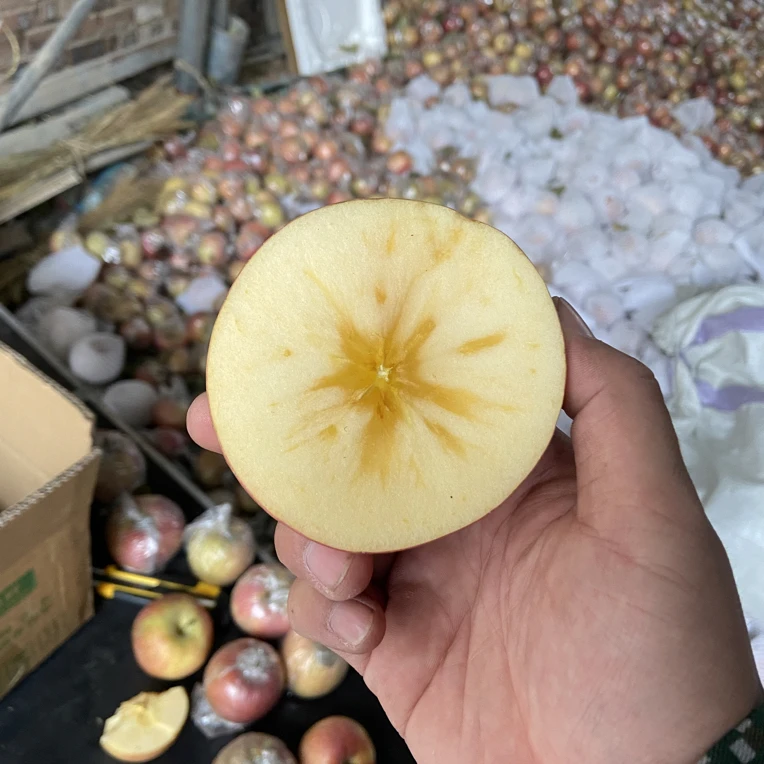 山东红富士冰糖心丑苹果薄皮脆甜多汁果园直发