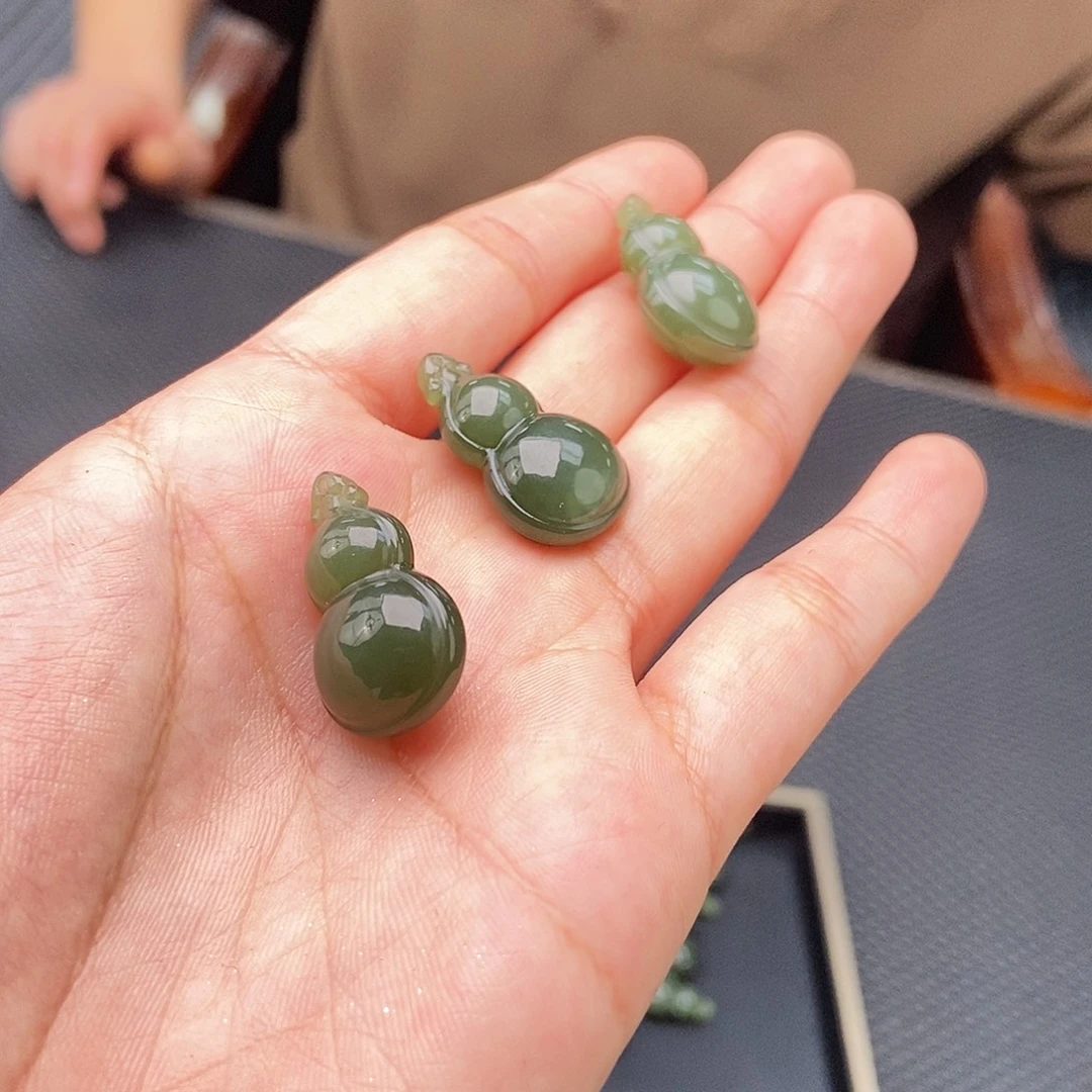 和田玉未镶嵌颈饰颜色多样性发拍一发一