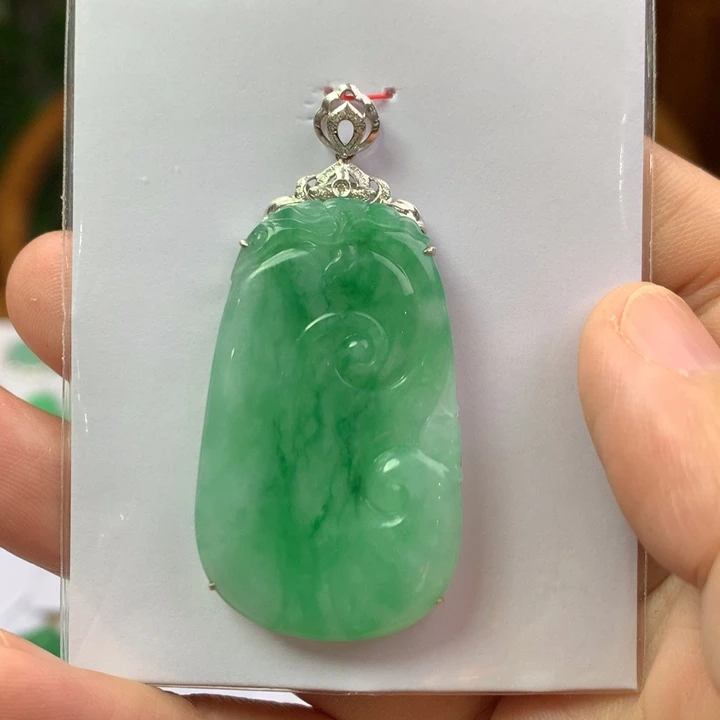 翡翠18K金镶嵌颈饰翡翠吊坠