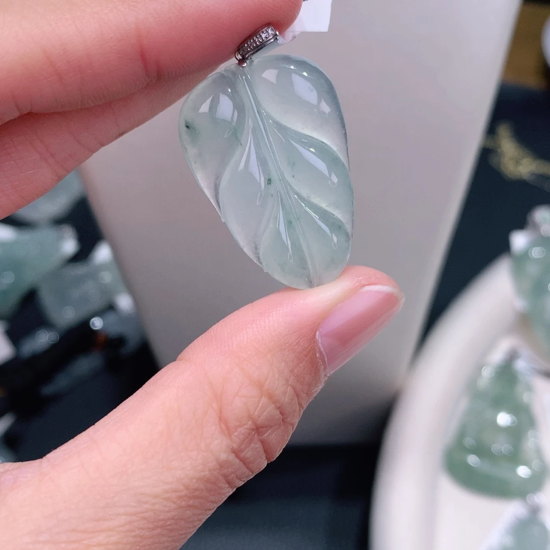 颈饰18K金镶嵌翡翠起胶飘花叶子