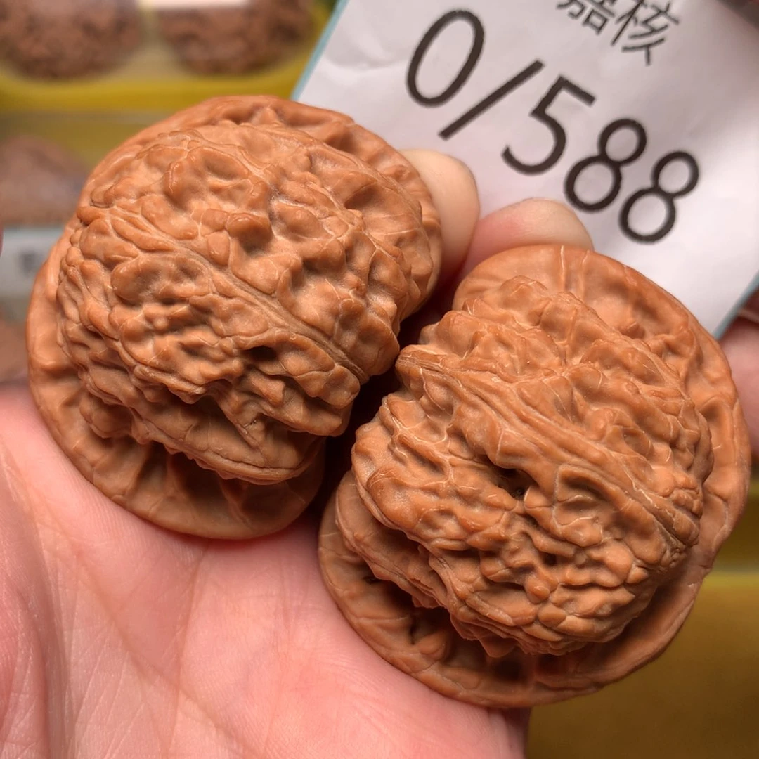 文玩核桃把件尨*毕业粗筋红皮闷白47