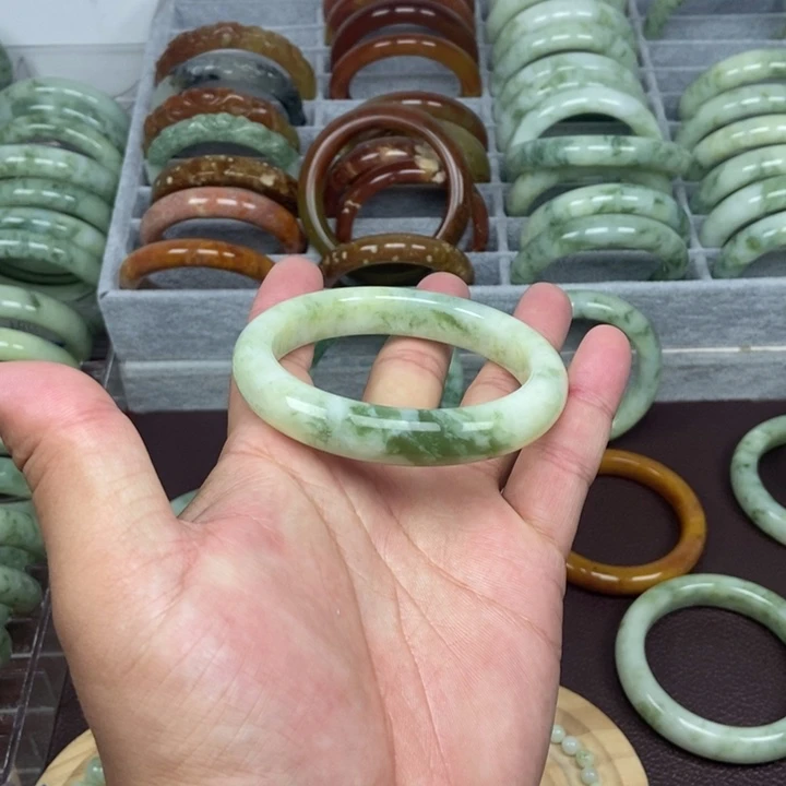 蛇纹石玉手镯未镶嵌花**木