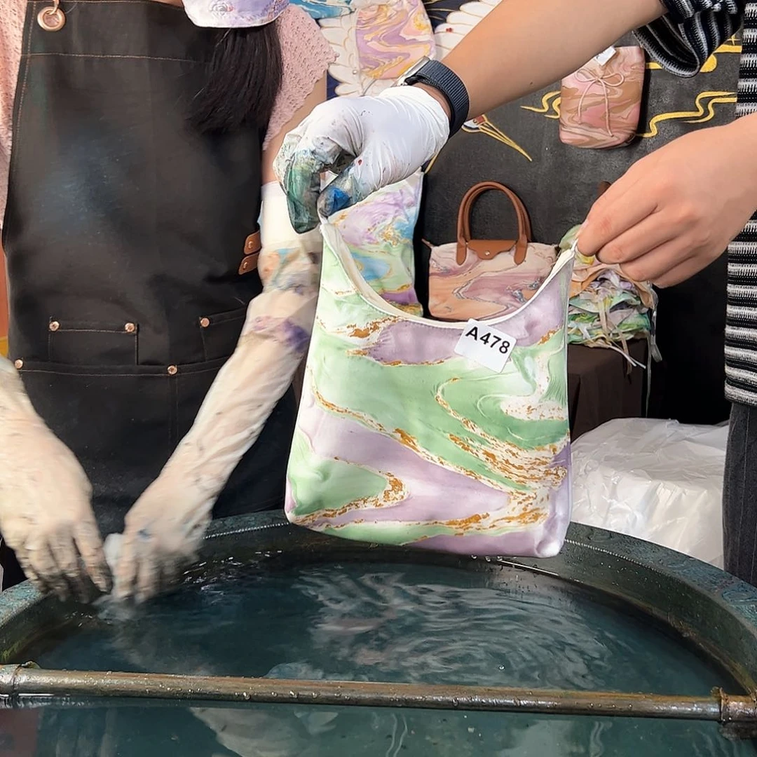 F**.478斜挎丝绒包包