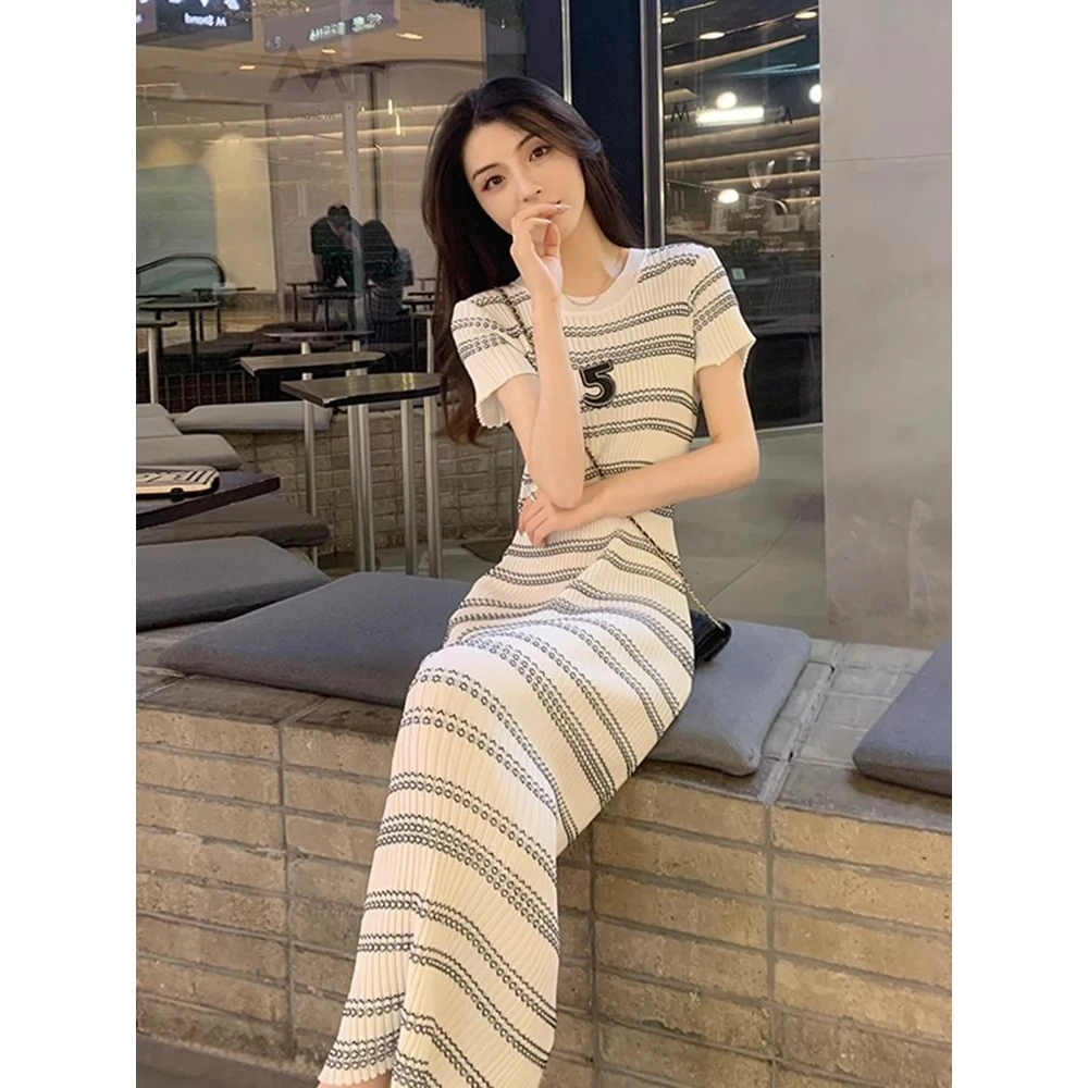 条纹针织冰丝连衣裙女夏季高级感绝美法式修身显瘦气质长款包臀裙