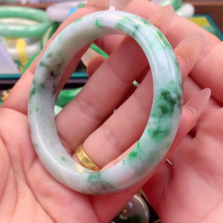 翡翠手镯未镶嵌翡翠手镯