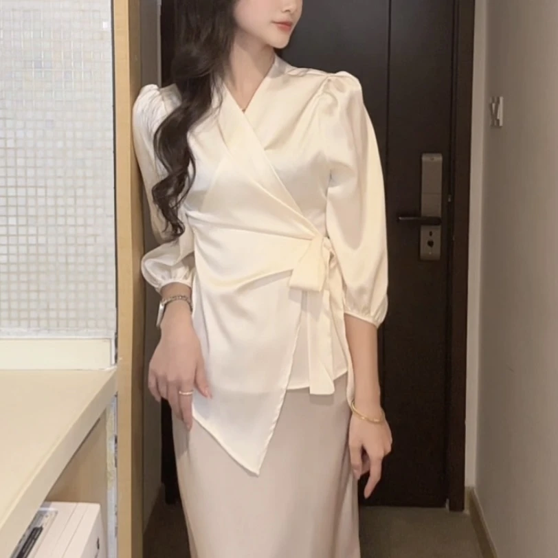 2024法轻熟风绸缎面上衣女设计感早秋V领夏季紫色衬衫收腰气质