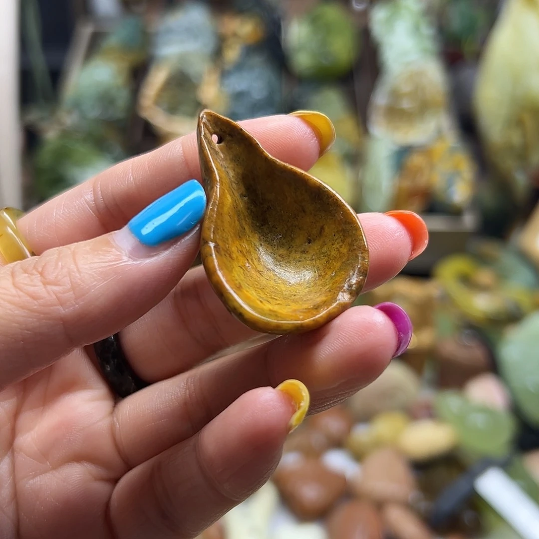 岫岩河磨玉（透闪石质玉）未镶嵌颈饰无**爪河磨玉水瓢