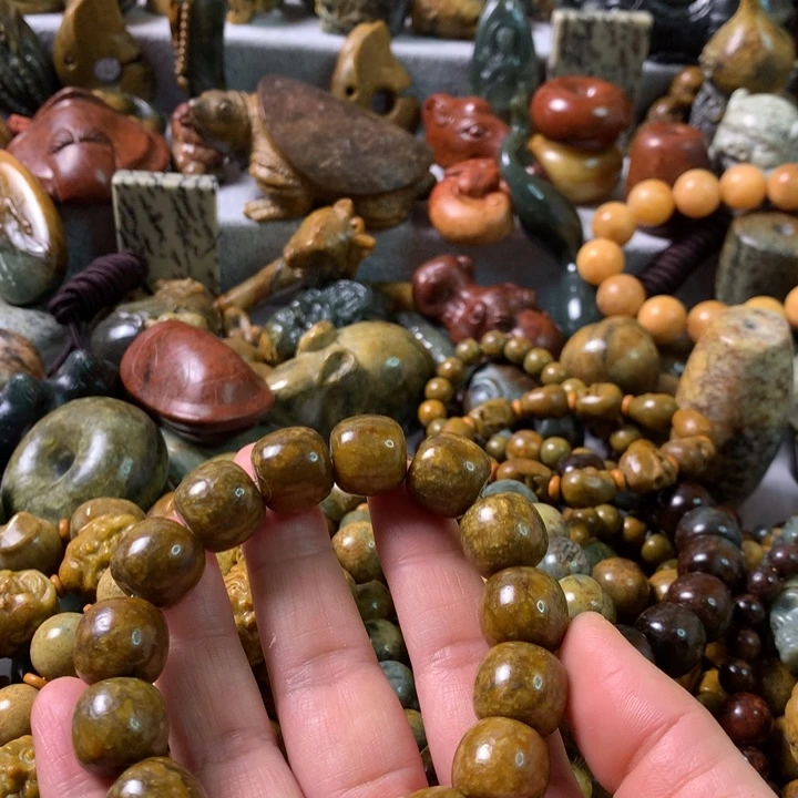 未镶嵌岫岩河磨玉（透闪石质玉）把件