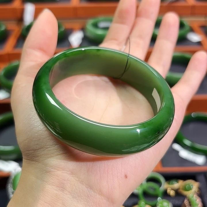 逍***子和田玉（碧玉）未镶嵌手镯