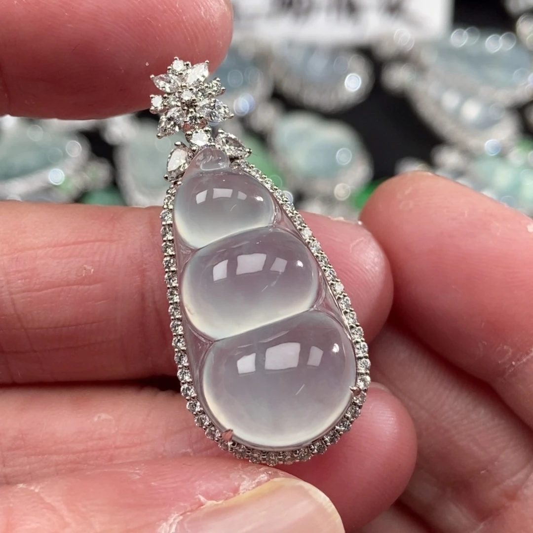 颈饰18K金镶嵌翡翠豆子