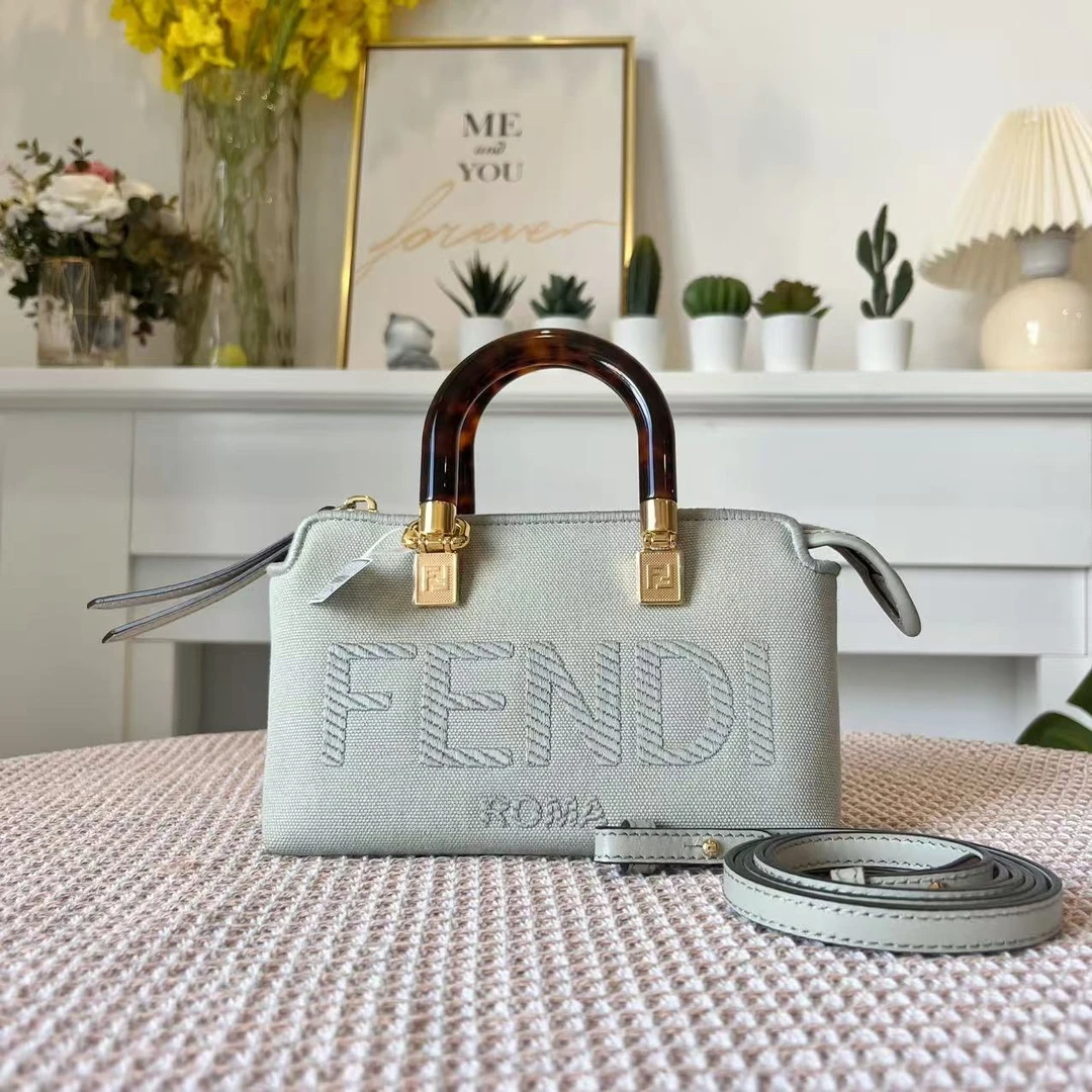 95新 FENDI/芬迪 浅绿色帆布双F by the way迷你斜挎包