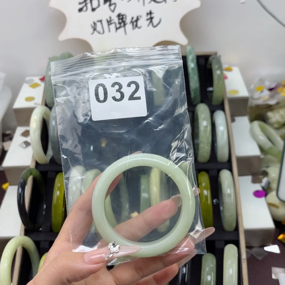 蛇纹石玉未镶嵌手镯默