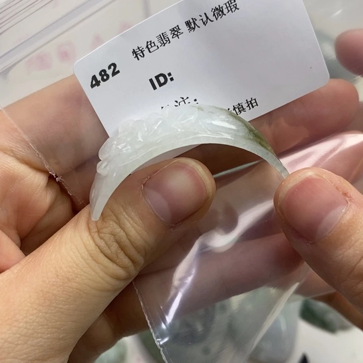 颈饰未镶嵌翡翠吊坠裸发