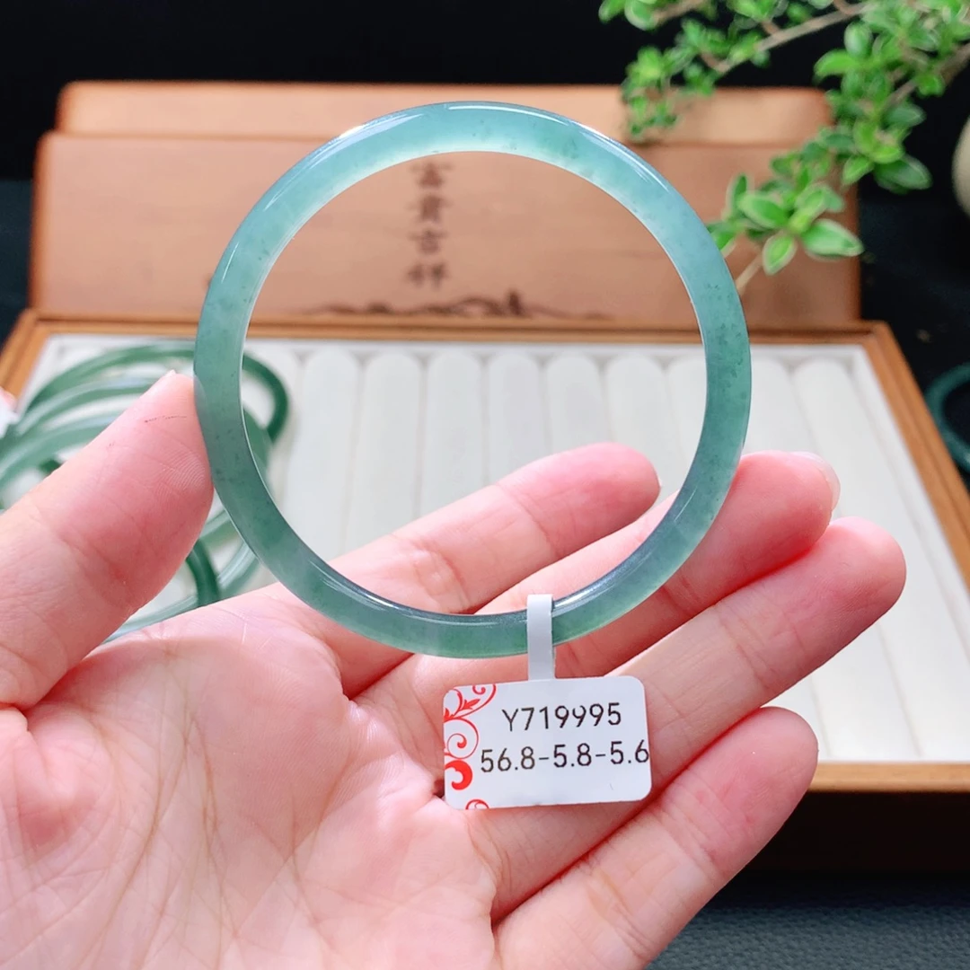 未镶嵌手镯（圆镯）翡翠