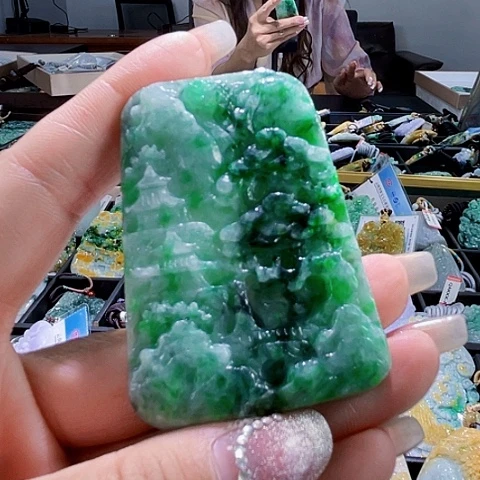 翡翠未镶嵌颈饰一个