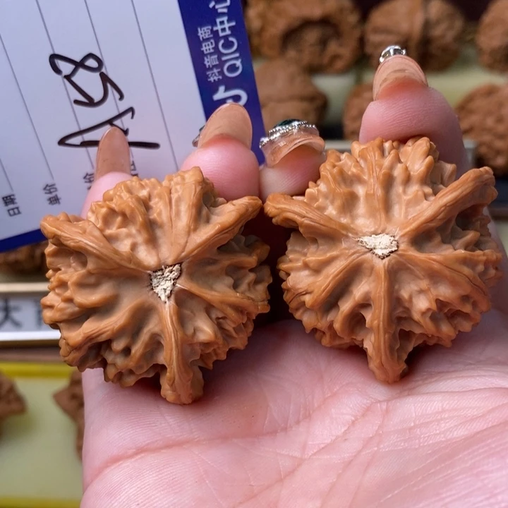 拿***铁把件桃核三棱三棱三棱