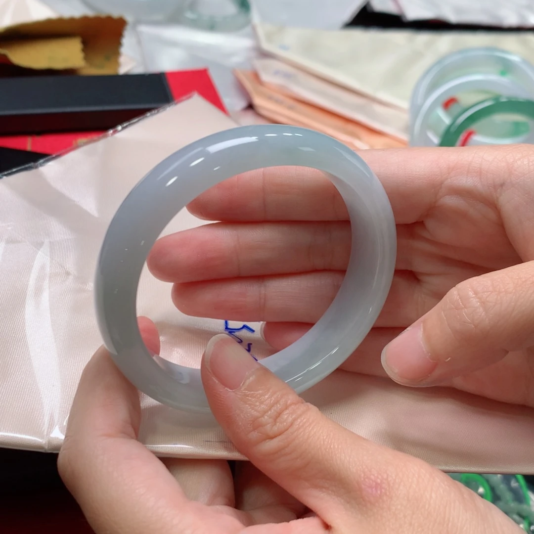 翡翠手镯未镶嵌翡翠